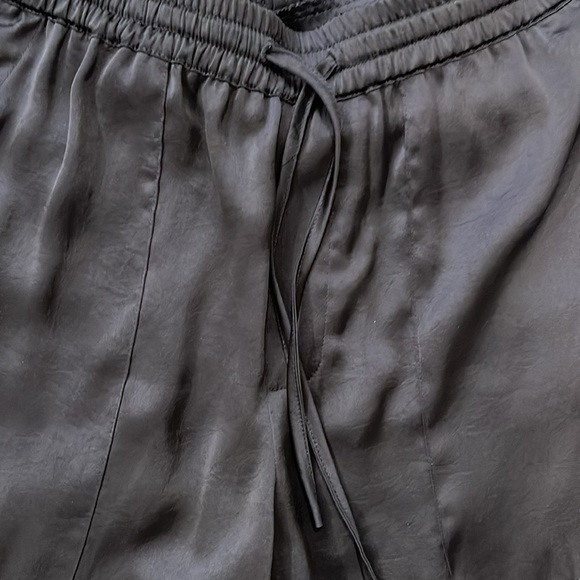 Black satin women Joie Pants size S
Good condition, satin silky like - Picture 4 of 6